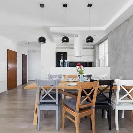 Avia Apartment Three Bedroom Two Balcony Ac & Parking By Noclegi Renters Krakow Exterior photo