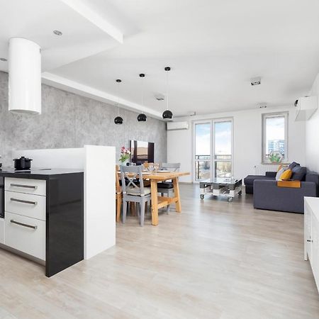 Avia Apartment Three Bedroom Two Balcony Ac & Parking By Noclegi Renters Krakow Exterior photo
