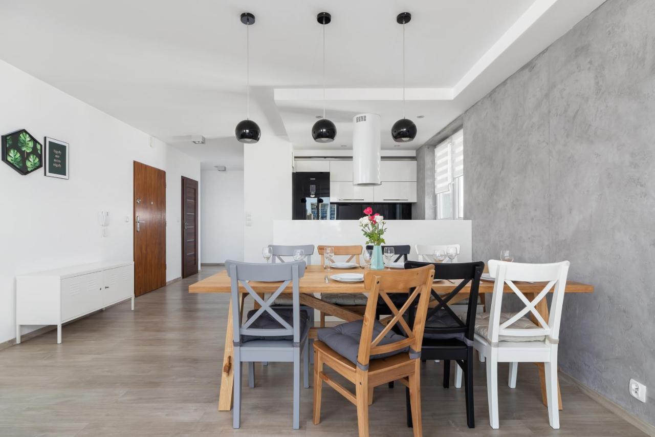 Avia Apartment Three Bedroom Two Balcony Ac & Parking By Noclegi Renters Krakow Exterior photo
