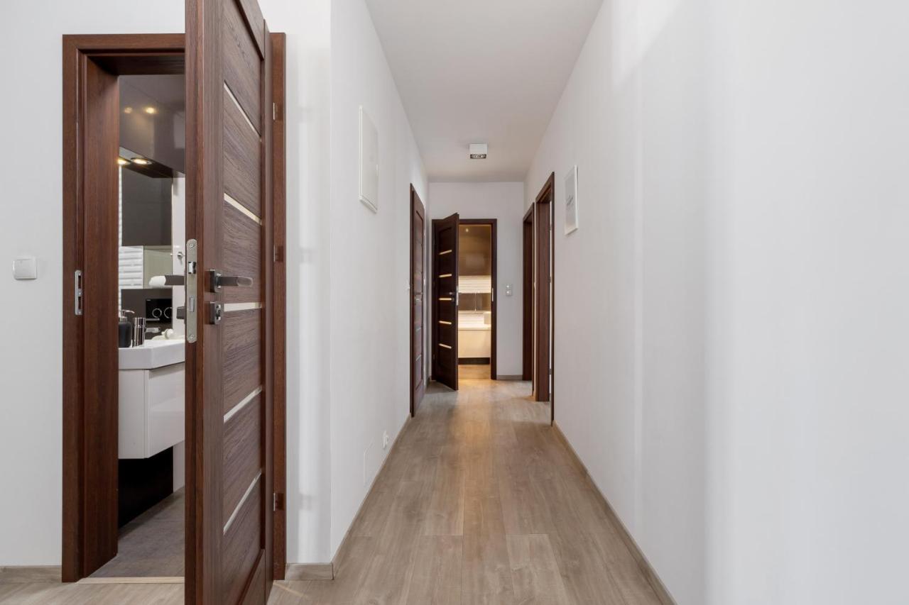 Avia Apartment Three Bedroom Two Balcony Ac & Parking By Noclegi Renters Krakow Exterior photo