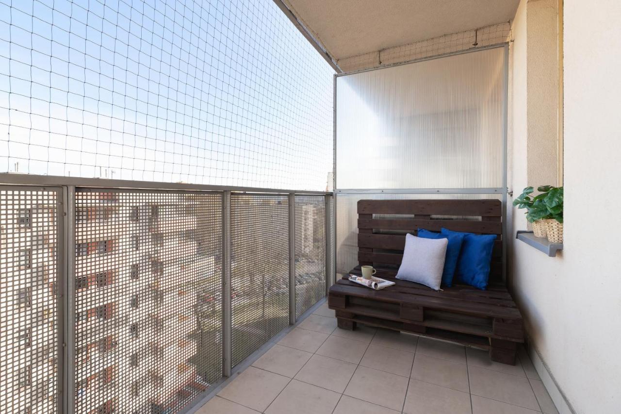 Avia Apartment Three Bedroom Two Balcony Ac & Parking By Noclegi Renters Krakow Exterior photo