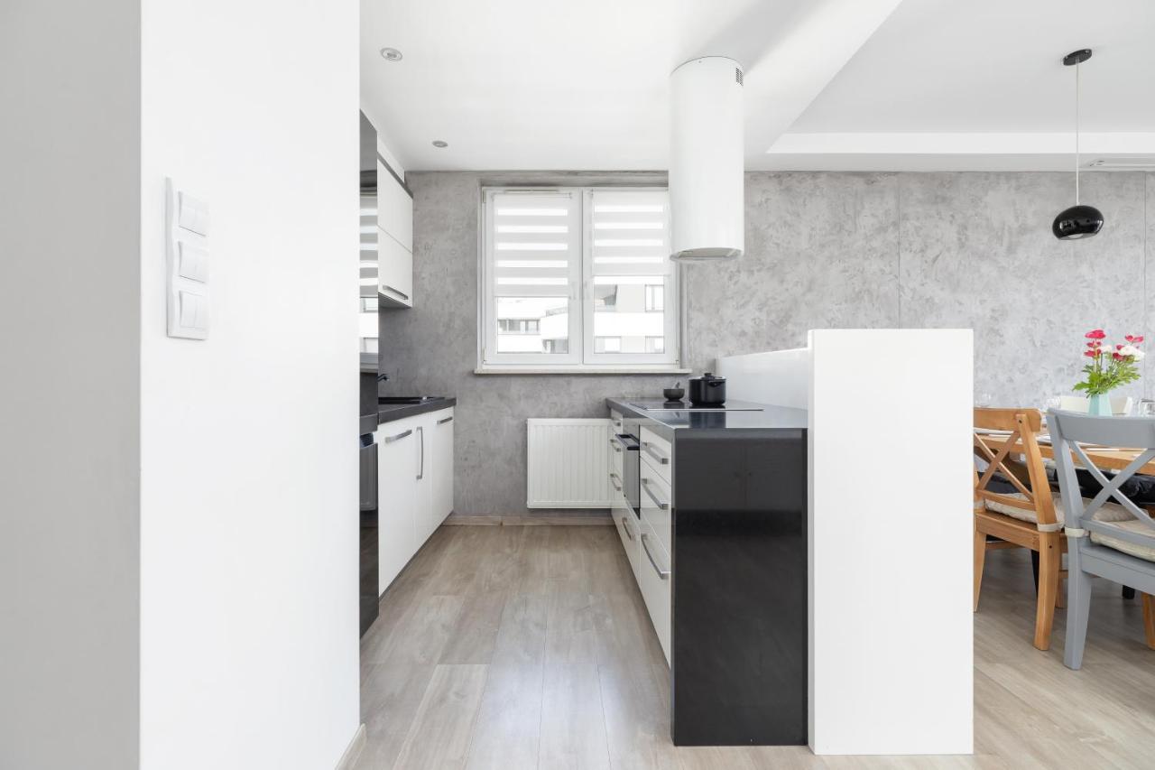 Avia Apartment Three Bedroom Two Balcony Ac & Parking By Noclegi Renters Krakow Exterior photo