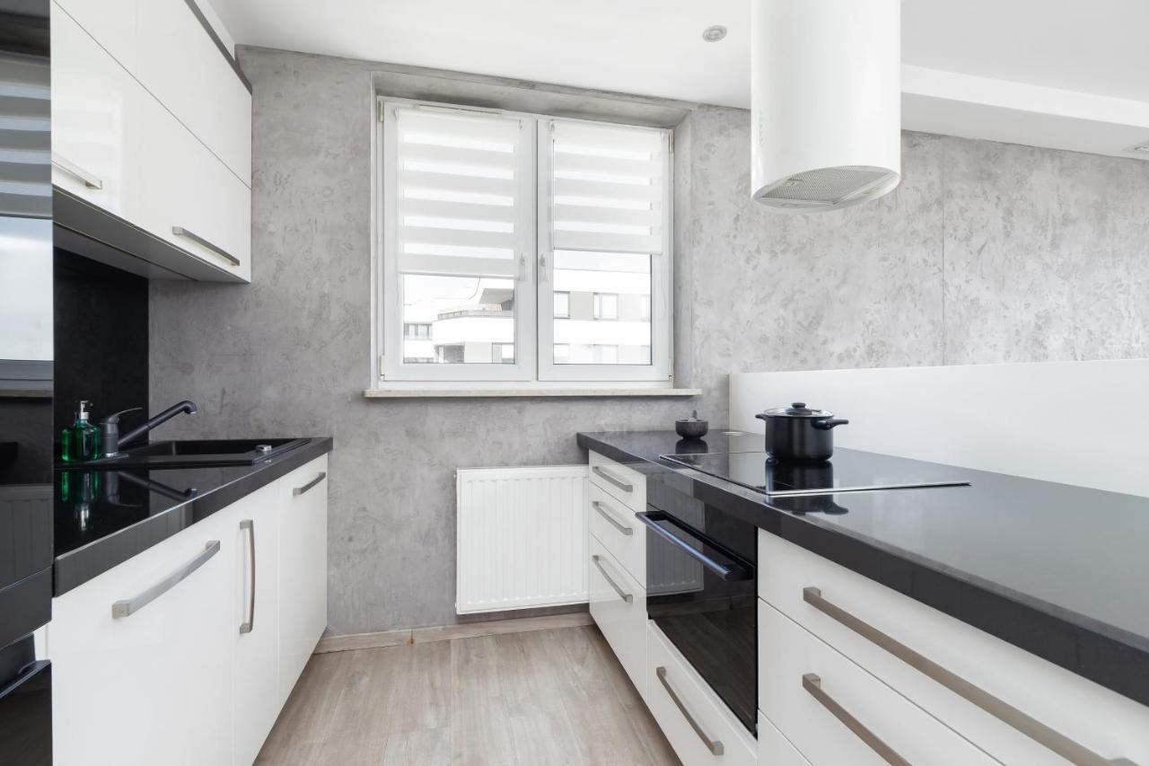 Avia Apartment Three Bedroom Two Balcony Ac & Parking By Noclegi Renters Krakow Exterior photo