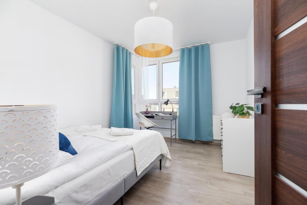 Avia Apartment Three Bedroom Two Balcony Ac & Parking By Noclegi Renters Krakow Exterior photo