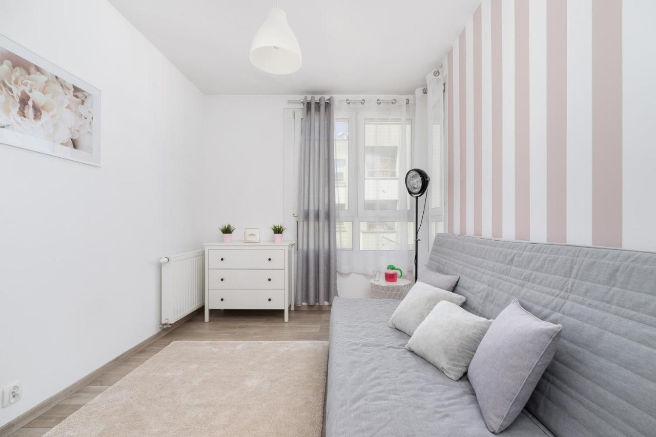 Avia Apartment Three Bedroom Two Balcony Ac & Parking By Noclegi Renters Krakow Exterior photo