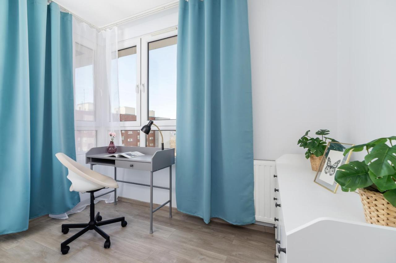 Avia Apartment Three Bedroom Two Balcony Ac & Parking By Noclegi Renters Krakow Exterior photo