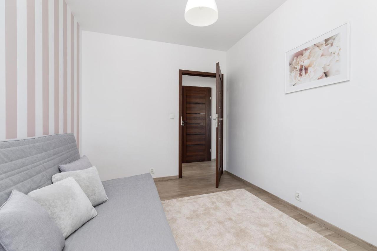 Avia Apartment Three Bedroom Two Balcony Ac & Parking By Noclegi Renters Krakow Exterior photo
