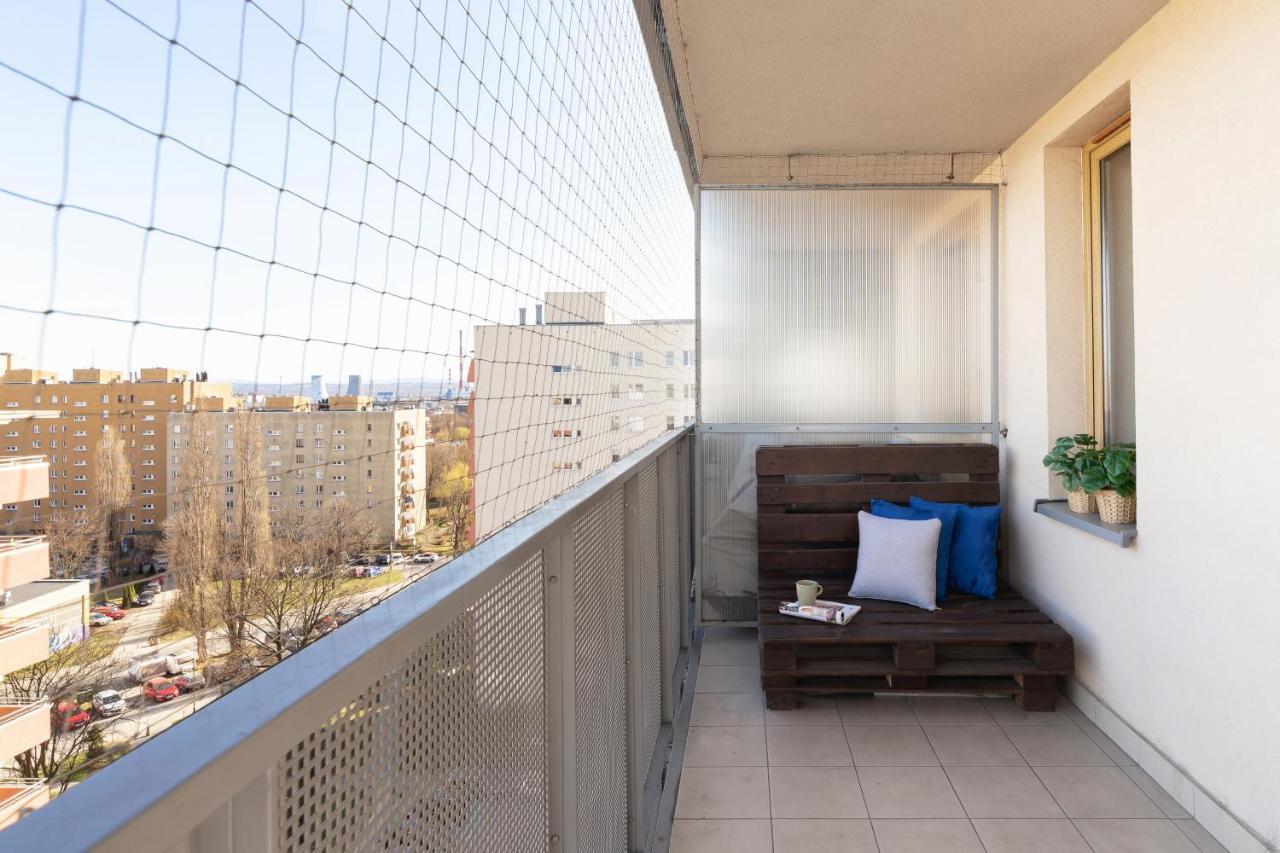 Avia Apartment Three Bedroom Two Balcony Ac & Parking By Noclegi Renters Krakow Exterior photo